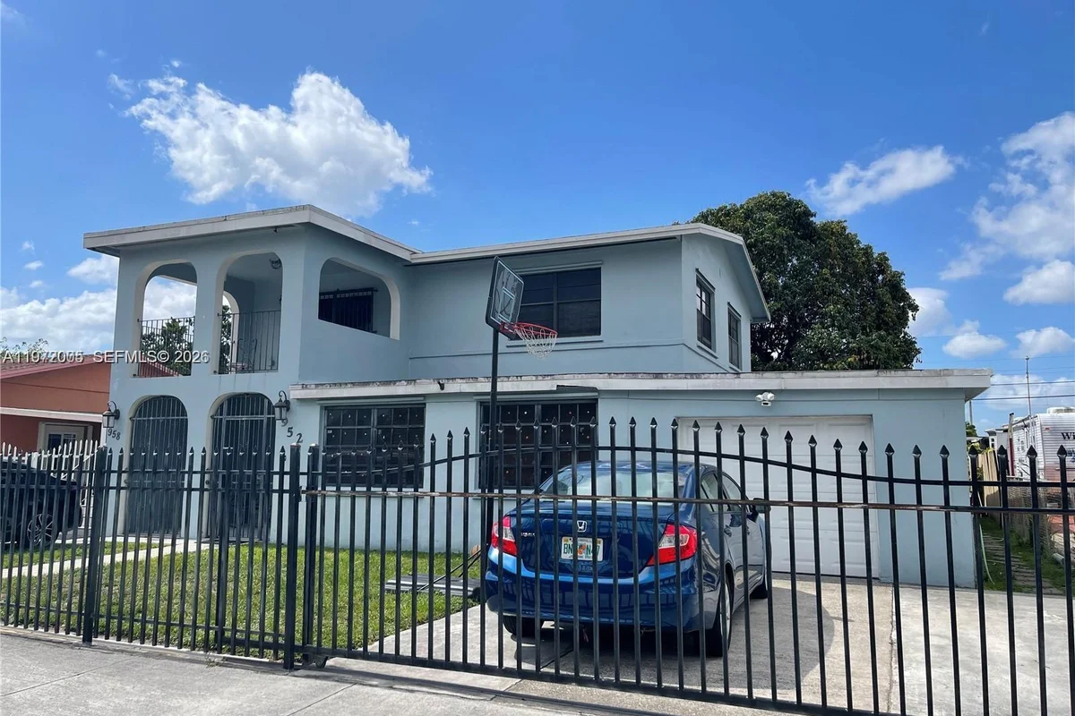 952 E 19th St, Hialeah: photo 1 of 13