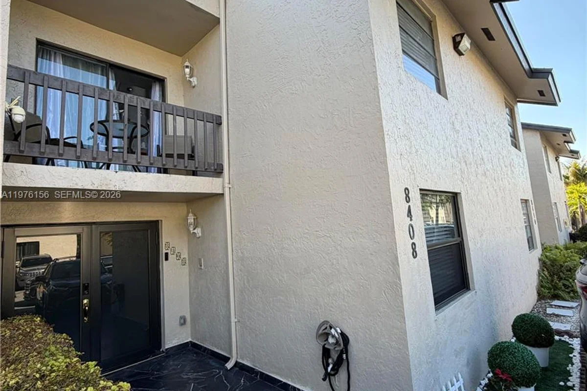 8408 NW 8th St, Miami: photo 1 of 40