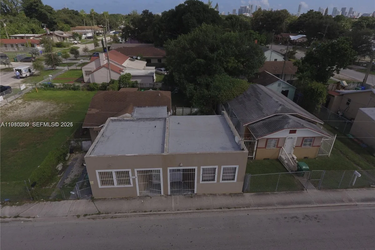 4419 NW 17th Ave, Miami: photo 1 of 17