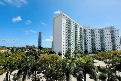 19390 Collins Ave #424, Sunny Isles Beach: photo 1 of 26
