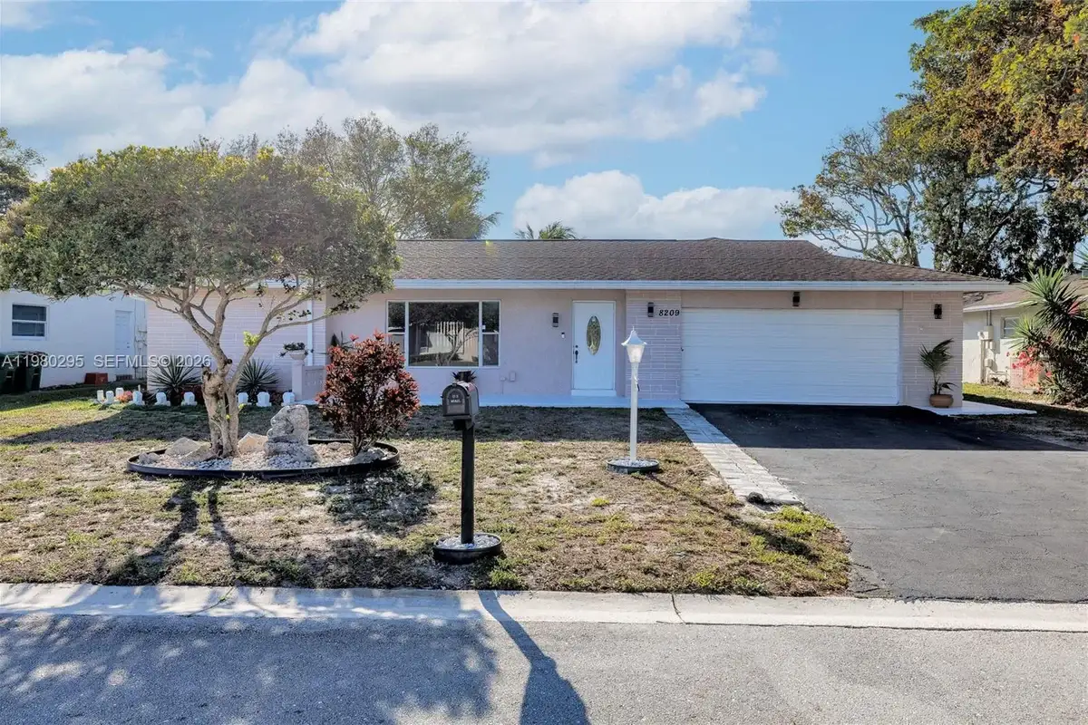 8209 NW 91st Ave, Tamarac: photo 1 of 37