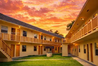1077 NW 45th Ave, Miami: photo 1 of 4