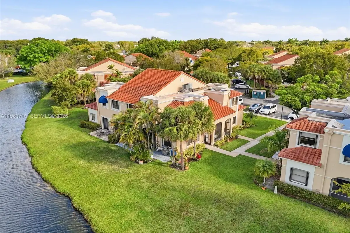 567 Racquet Club Rd #18, Weston: photo 1 of 36