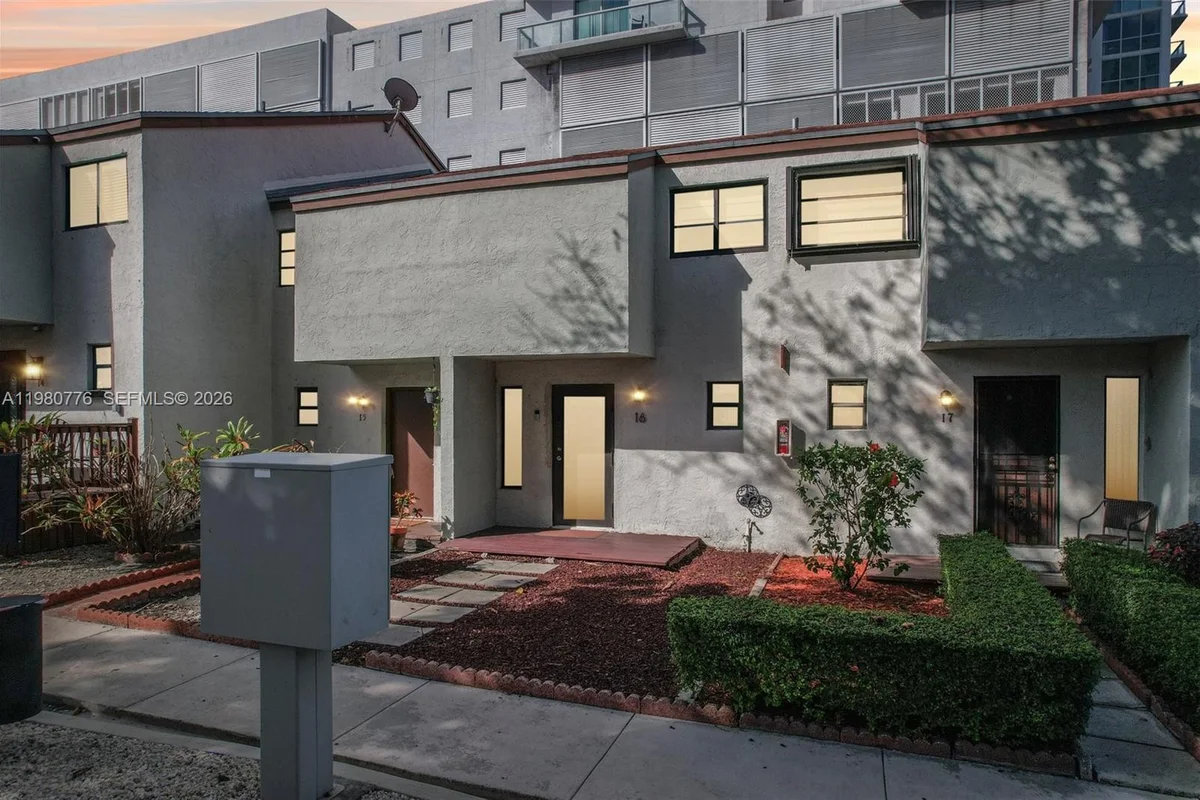 1901 S River Dr #16B, Miami: photo 1 of 34