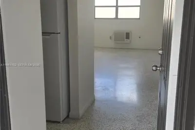 142 SW 18th Ave #30, Miami: photo 1 of 11