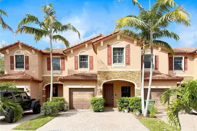338 NE 37th Ave, Homestead: photo 1 of 19