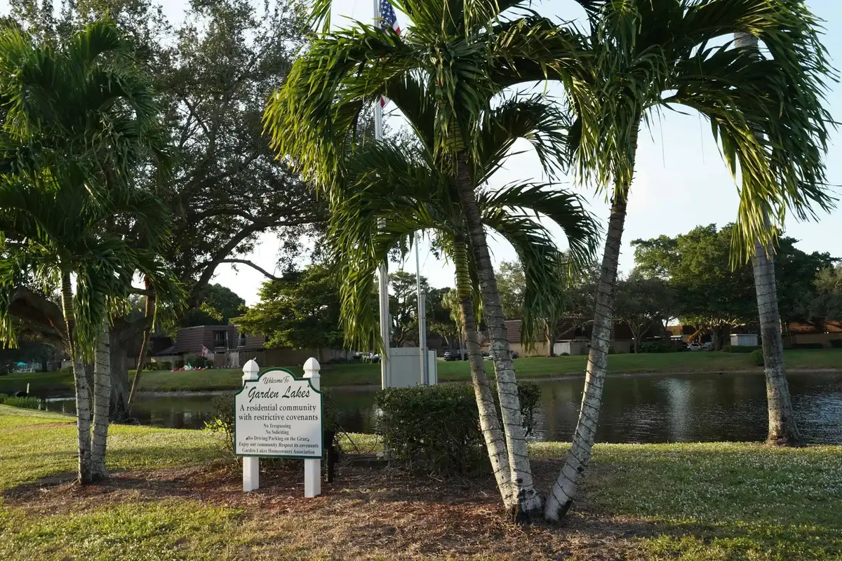 1916 19th Ln, Palm Beach Gardens: photo 1 of 59