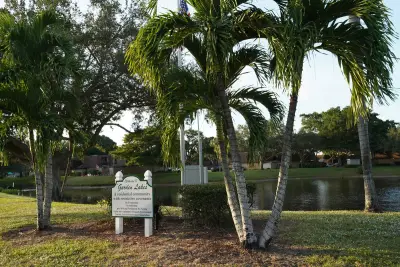 1916 19th Ln, Palm Beach Gardens: photo 1 of 59