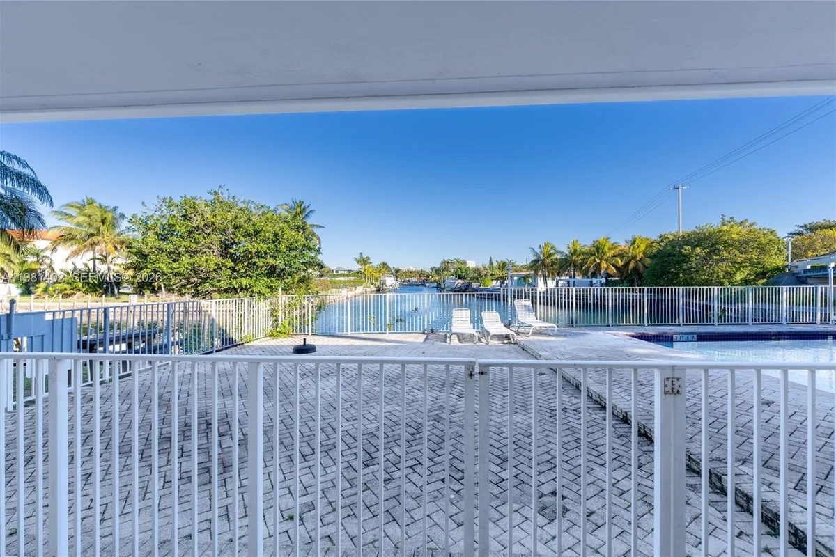 2225 NE 123rd St #114, North Miami: photo 1 of 8