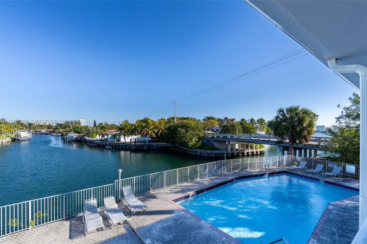 2225 NE 123rd St #215, North Miami: photo 1 of 17