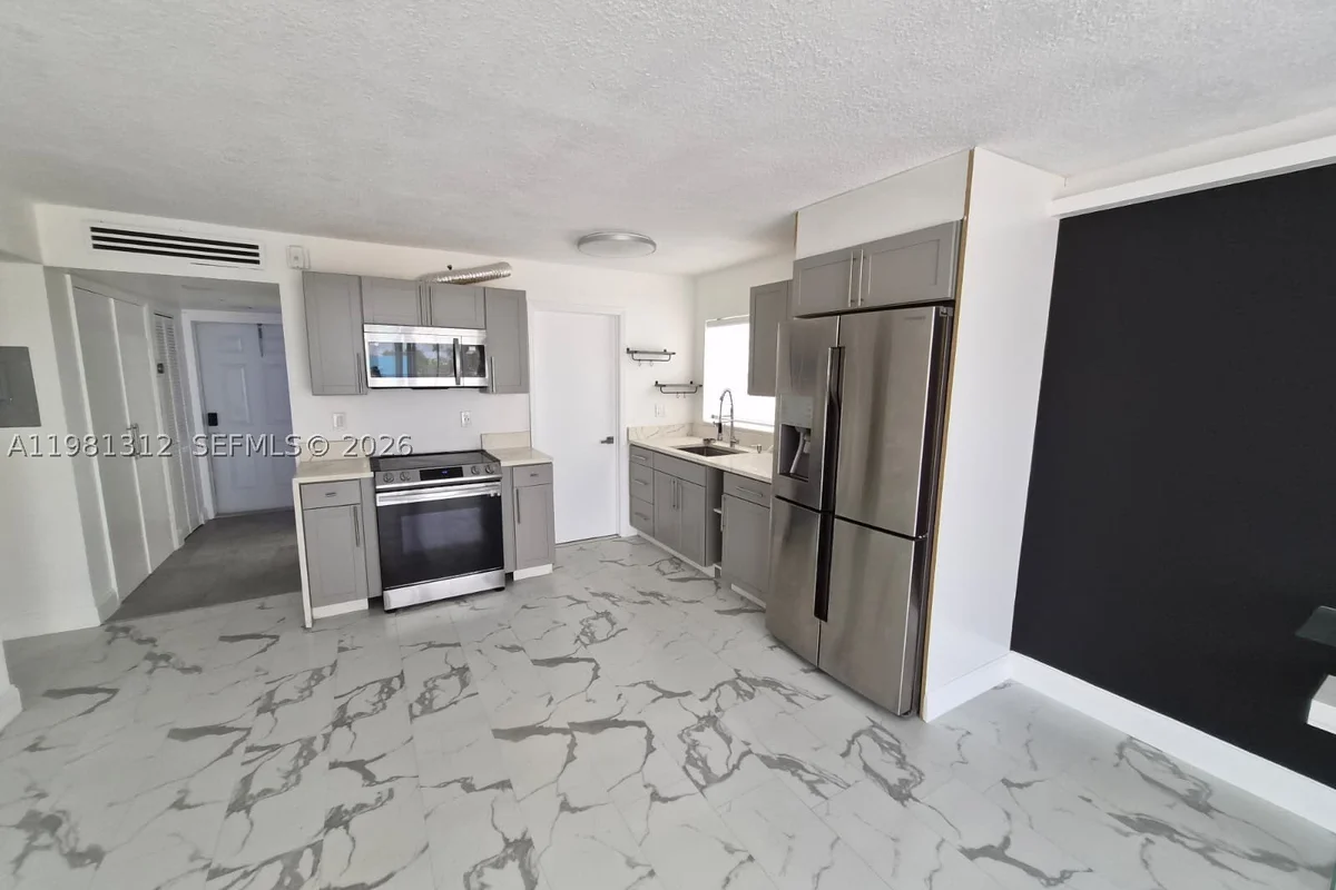 16410 Miami Dr #304, North Miami Beach: photo 1 of 18