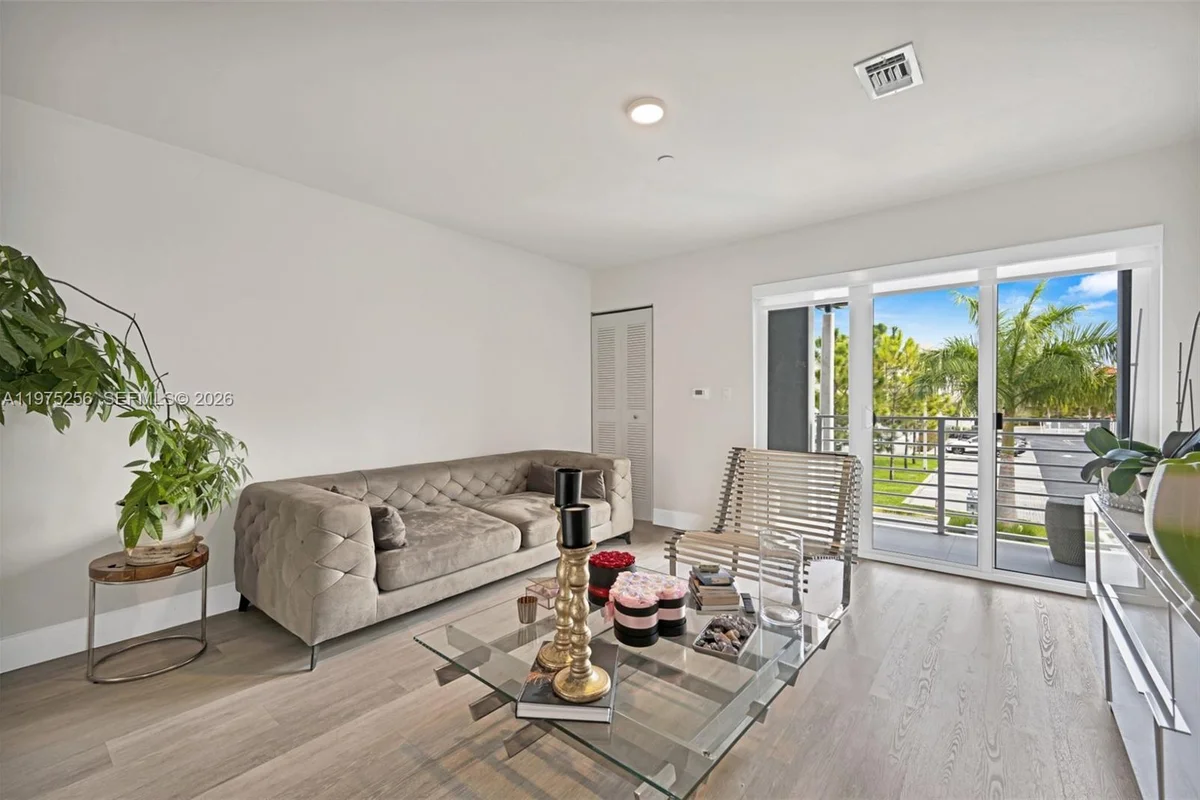 2535 NE 193rd St #3209, Miami: photo 1 of 24