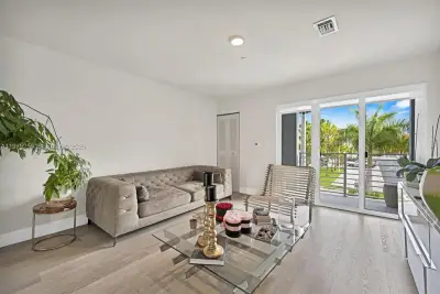 2535 NE 193rd St #3209, Miami: photo 1 of 24