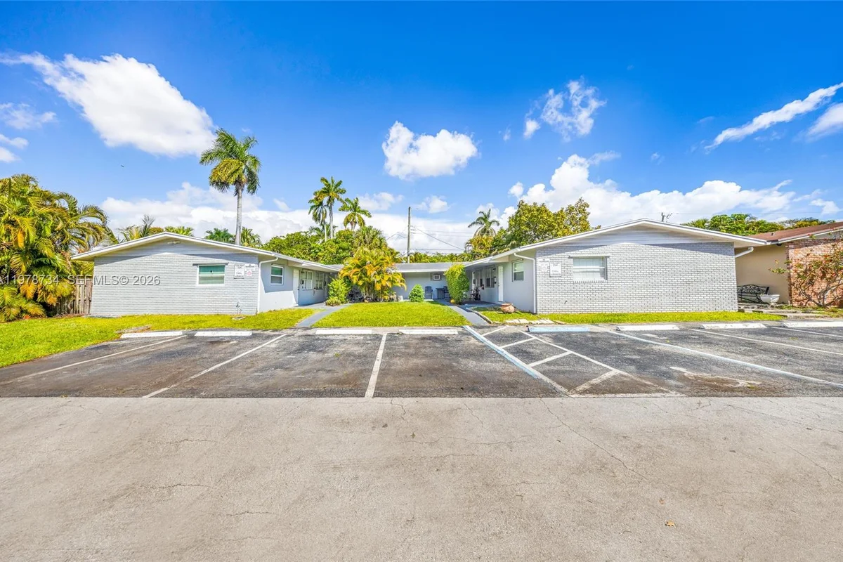 355 NW 32nd St, Oakland Park: photo 1 of 19