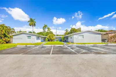 355 NW 32nd St, Oakland Park: photo 1 of 19