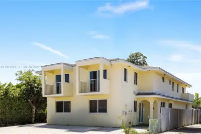3524 NW 4th Ter, Miami: photo 1 of 35