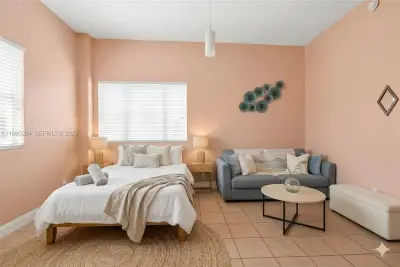 255 W 24th St #107, Miami Beach: photo 1 of 30