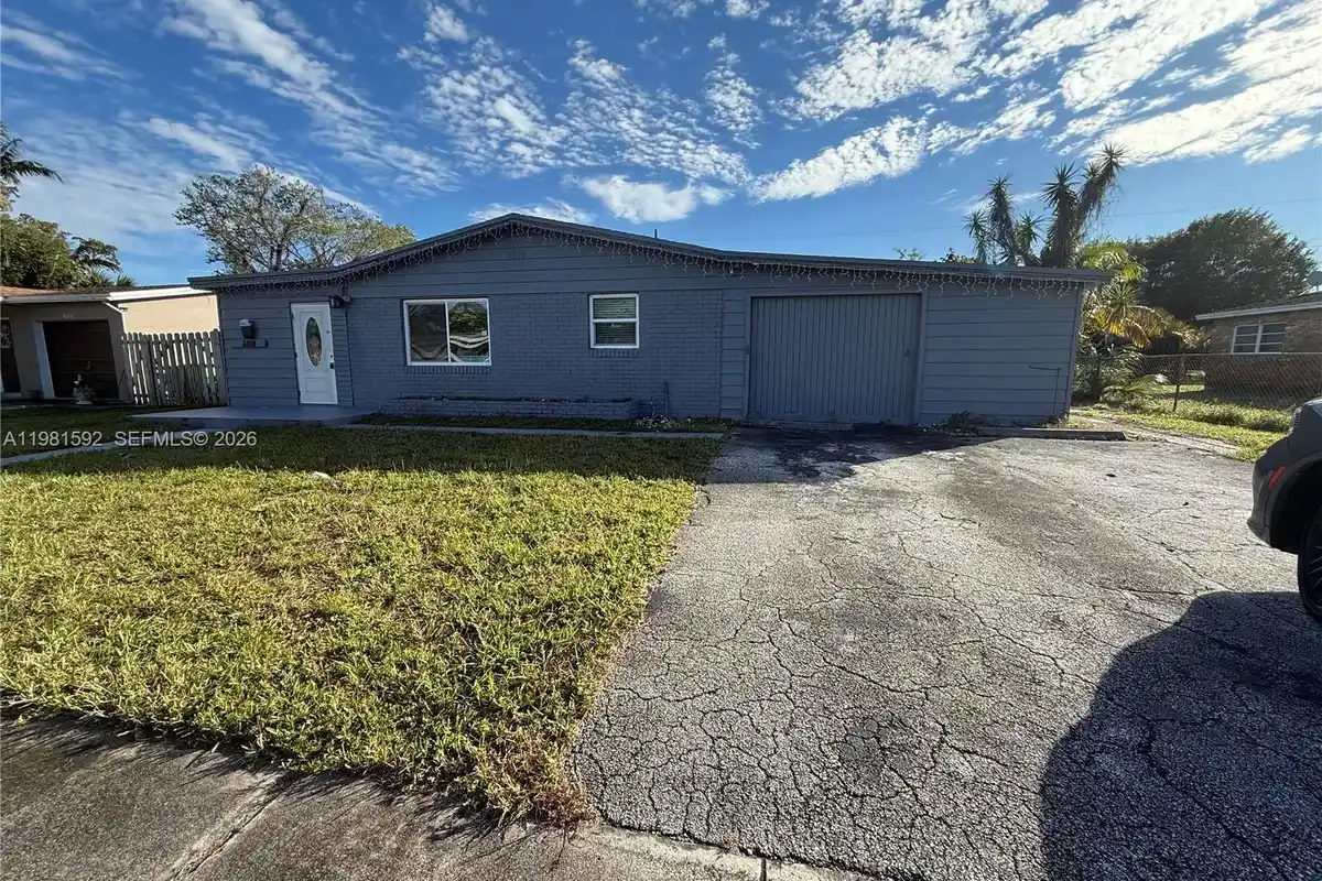 House in Sunrise: photo 1 of 1