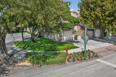 210 Washingtonia Ave, Lauderdale-by-the-Sea: photo 1 of 64