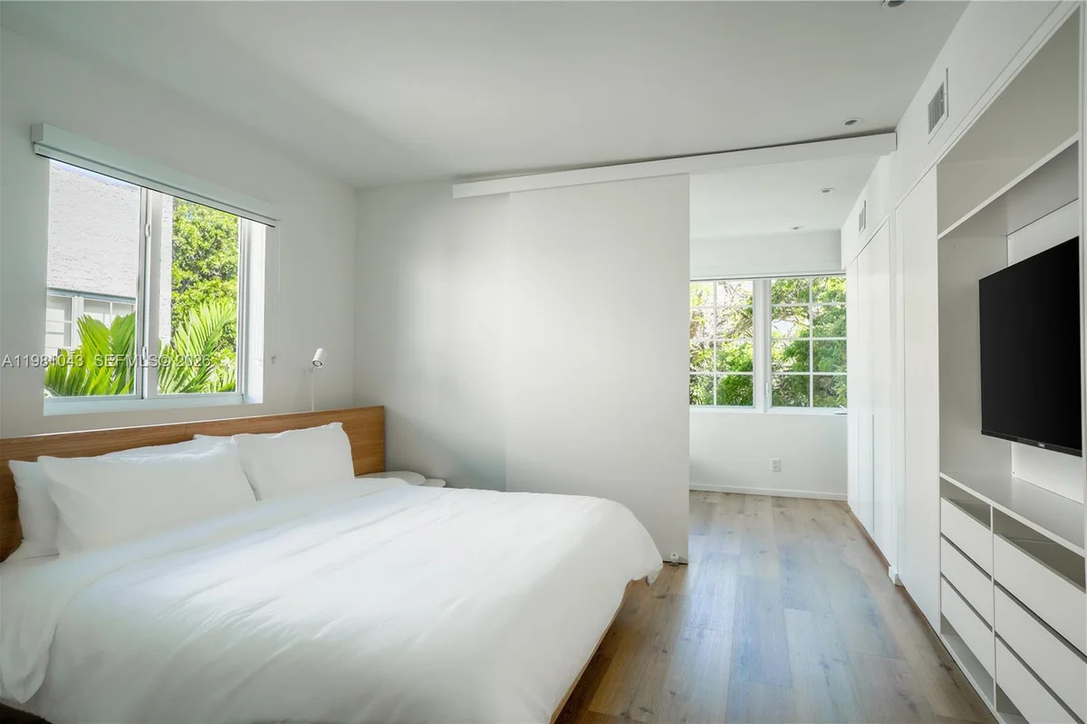 136 NE 46th St #3, Miami: photo 1 of 10