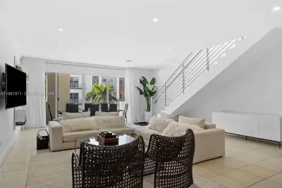 1034 NE 18th Ave #205, Fort Lauderdale: photo 1 of 28