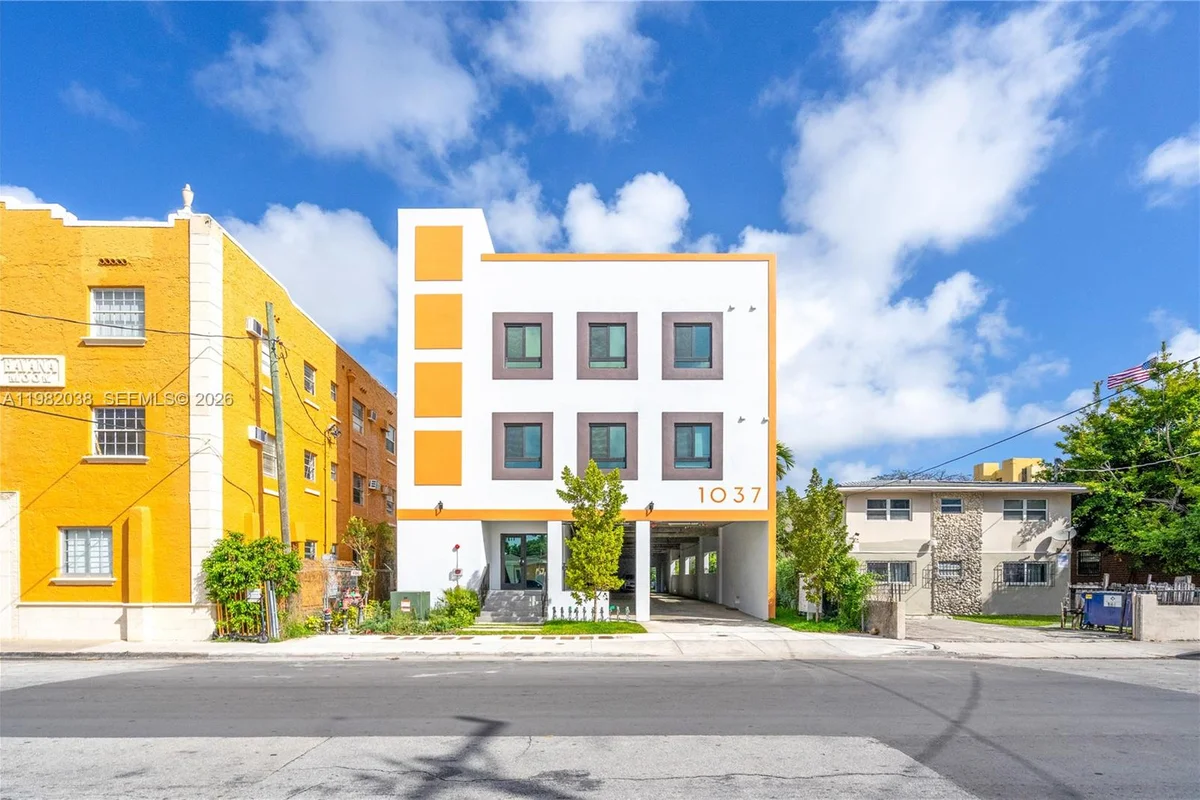 1037 NW 2nd St #2D, Miami: photo 1 of 17