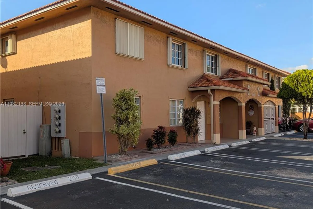 2485 W 76th St #109, Hialeah: photo 1 of 22