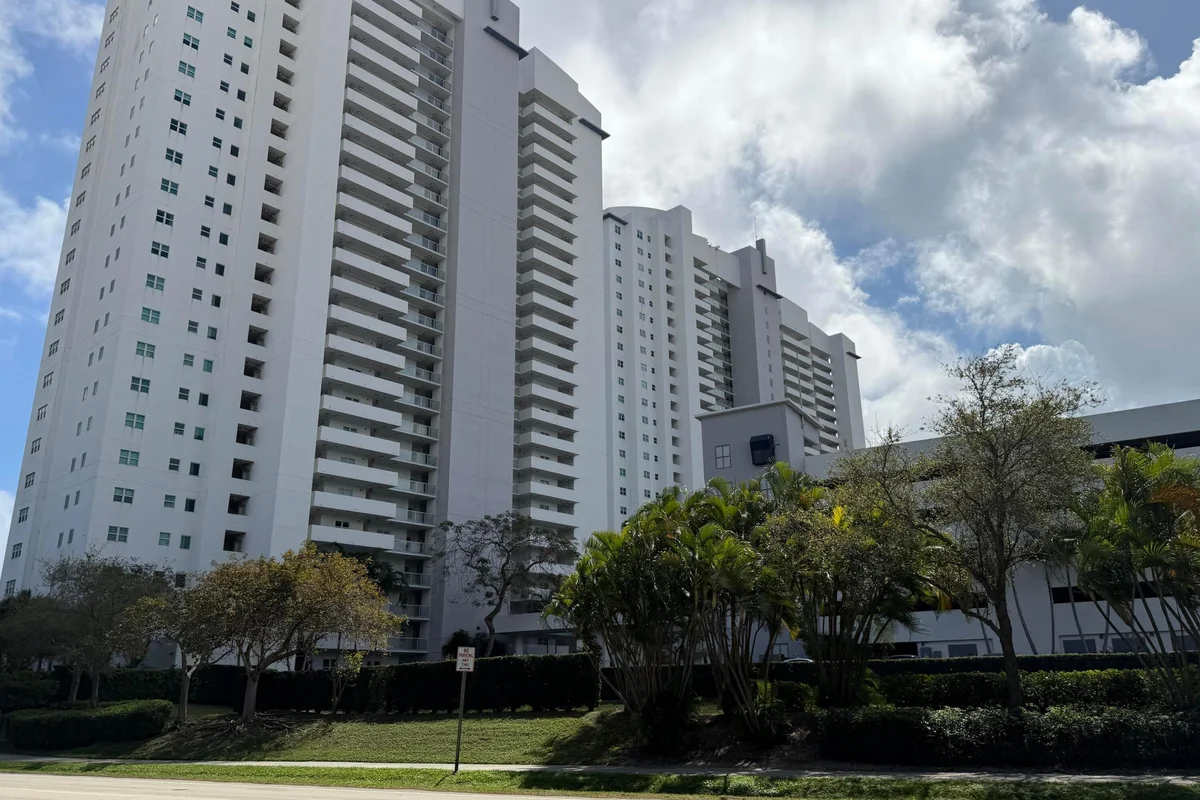 15051 Royal Oaks Ln #1603, North Miami: photo 1 of 29