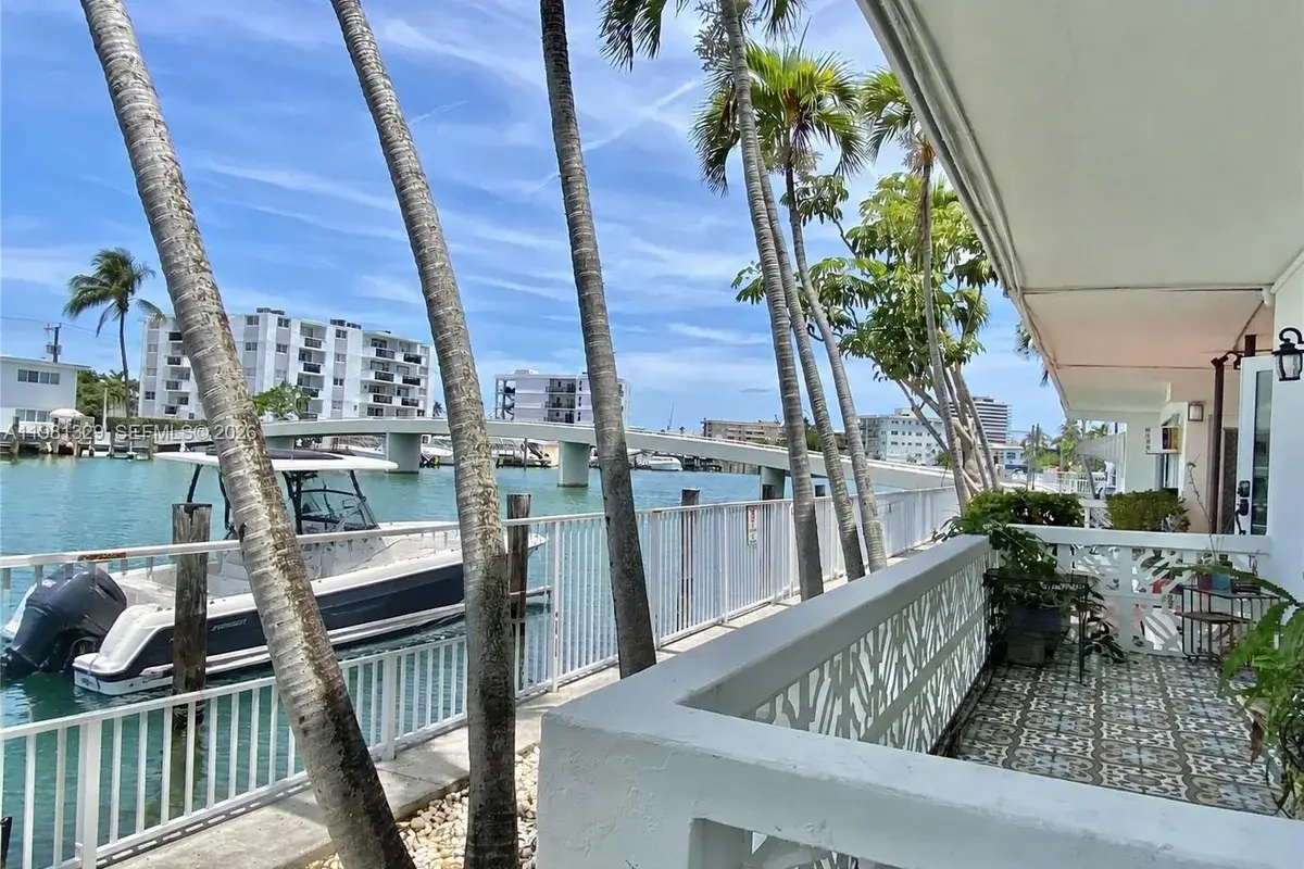 8040 Tatum Waterway Dr #5, Miami Beach: photo 1 of 19