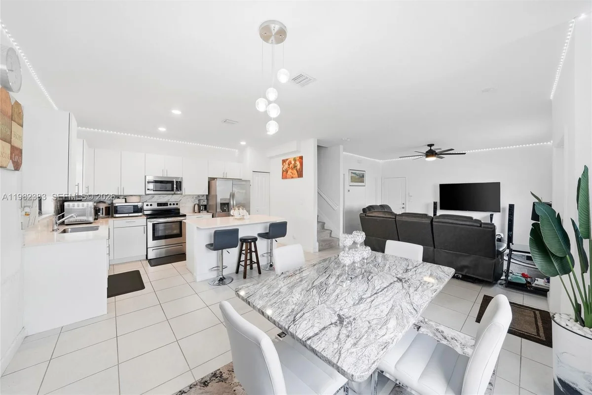13091 SW 232nd Ln, Miami: photo 1 of 43