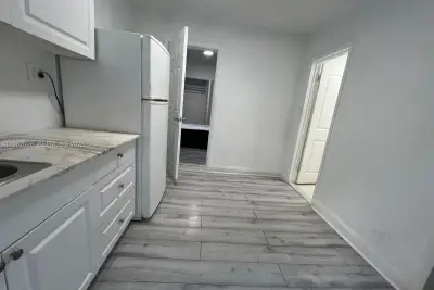 1053 NE 149th St, Miami: photo 1 of 13