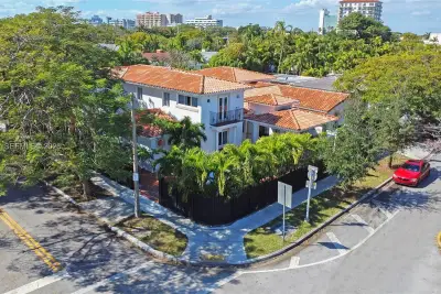 100 SW 26th Rd, Miami: photo 1 of 80