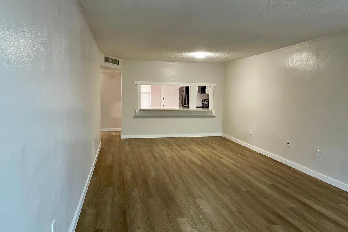 1401 NE 191st St, Miami: photo 1 of 31