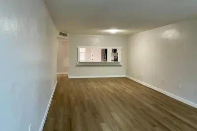 1401 NE 191st St, Miami: photo 1 of 31