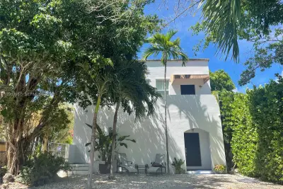 3421 SW 25th St #01, Miami: photo 1 of 41