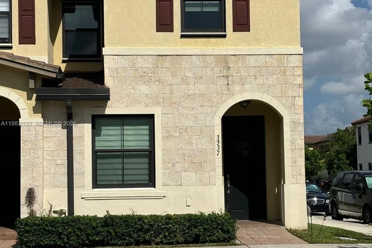 3337 W 105th Ter, Hialeah: photo 1 of 28