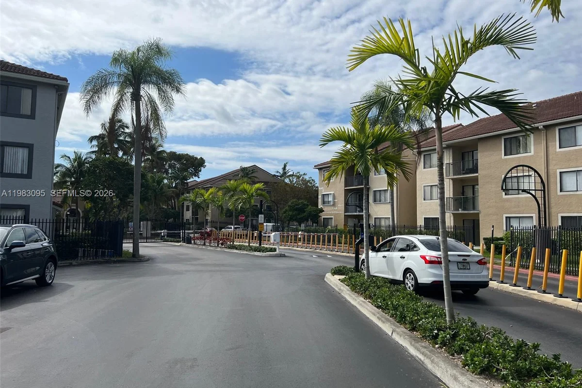 Condo in Coral Springs: photo 1 of 12