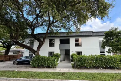 1305 NW 4th St #3, Miami: photo 1 of 12