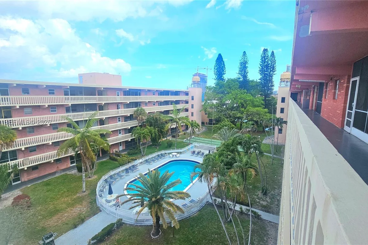 180 NE 12th Ave #10E, Hallandale Beach: photo 1 of 19