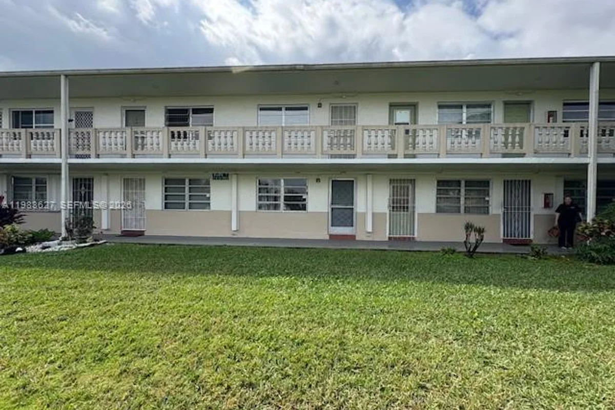 70 NE 202nd Ter #T12, Miami Gardens: photo 1 of 14