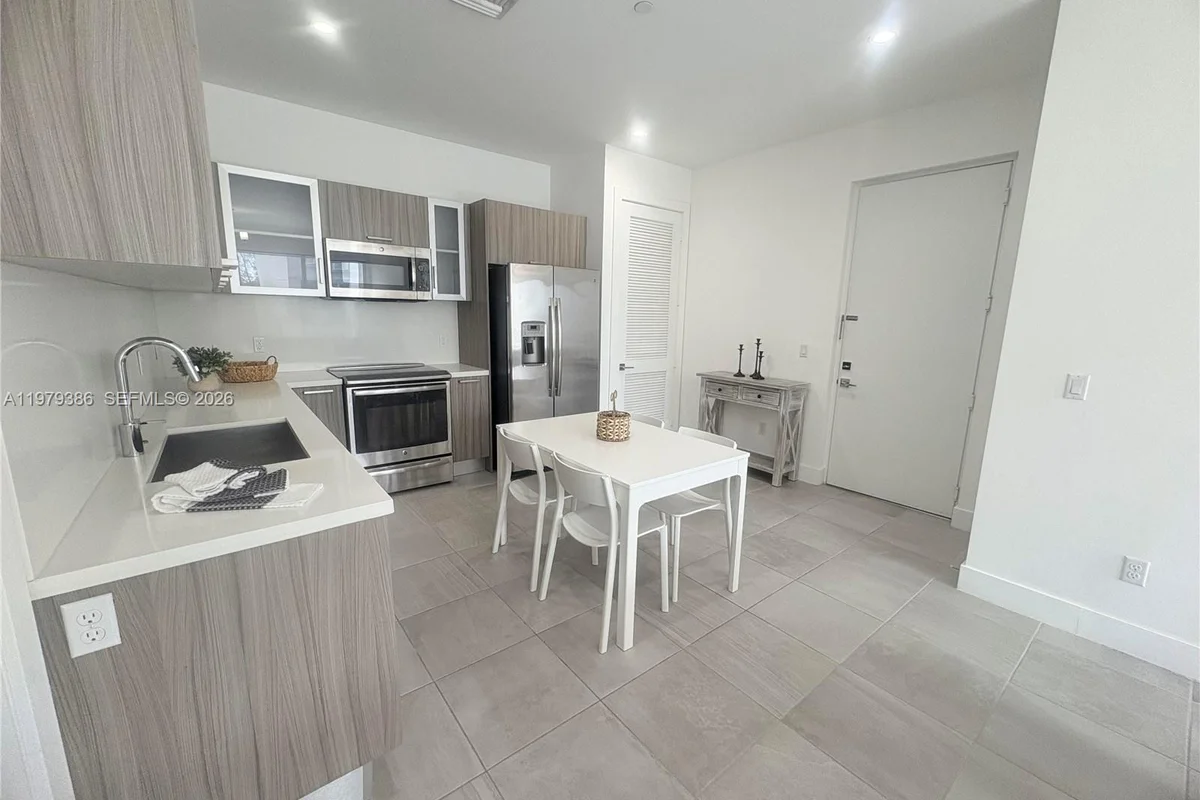 1045 NE 18th Ave #304, Fort Lauderdale: photo 1 of 33