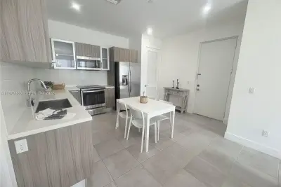 1045 NE 18th Ave #304, Fort Lauderdale: photo 1 of 33