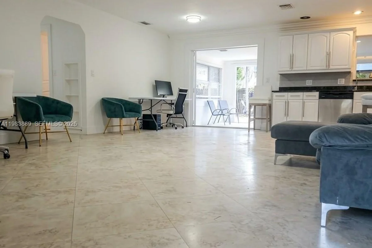 804 NE 2nd St, Hallandale Beach: photo 1 of 11