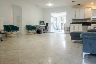 804 NE 2nd St, Hallandale Beach: photo 1 of 11