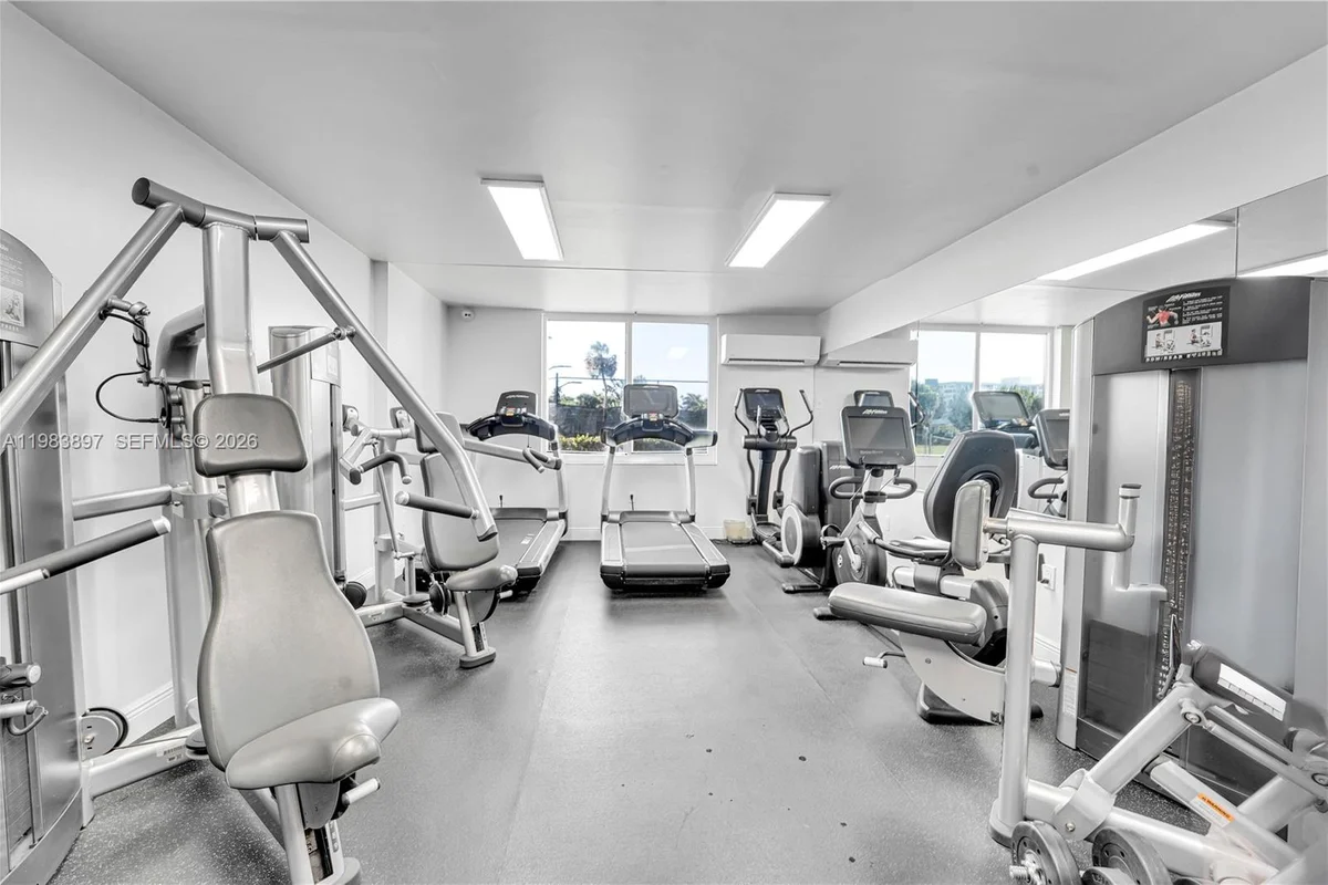 919 Hillcrest Dr #210, Hollywood: photo 1 of 19