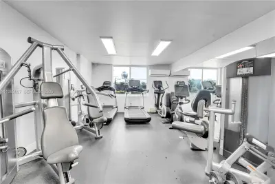 919 Hillcrest Dr #210, Hollywood: photo 1 of 19