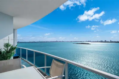 725 NE 22nd St #10A, Miami: photo 1 of 19