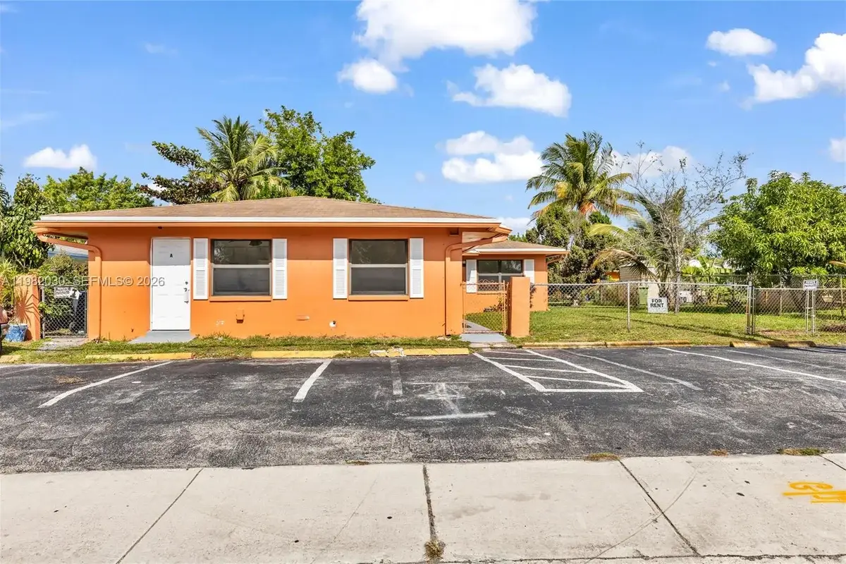 1451 NW 19th St, Fort Lauderdale: photo 1 of 34