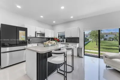 617 SW 11th St, Florida City: photo 1 of 34