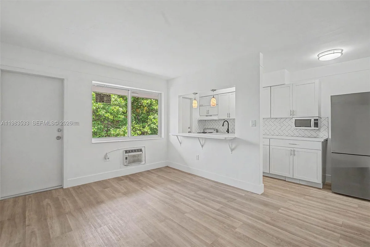 60 NW 79th St #10, Miami: photo 1 of 33
